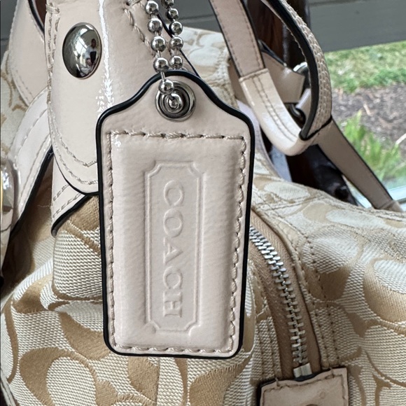 Coach Lynn hobo, beige signature canvas w/blush pink patent leather trim. EUC. - Picture 4 of 11